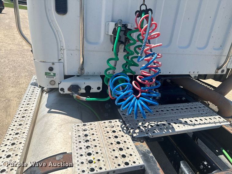 image for item DU9098 2010 Freightliner Business Class M2 semi truck