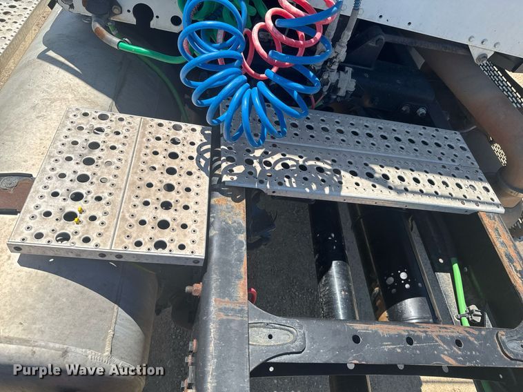 image for item DU9098 2010 Freightliner Business Class M2 semi truck