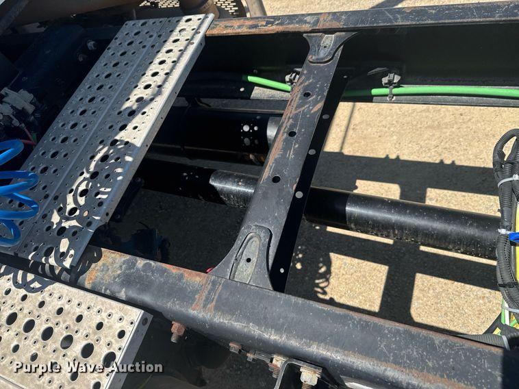 image for item DU9098 2010 Freightliner Business Class M2 semi truck