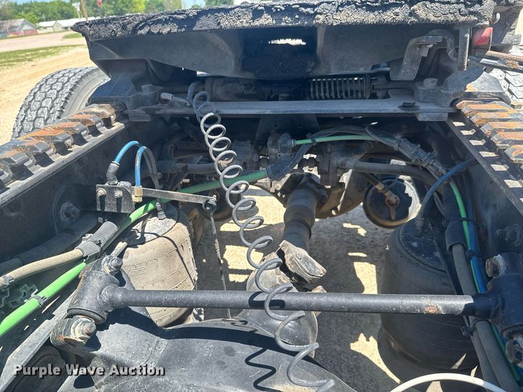 image for item DU9098 2010 Freightliner Business Class M2 semi truck