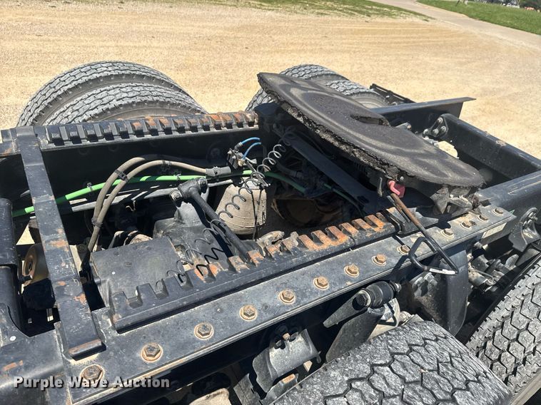 image for item DU9098 2010 Freightliner Business Class M2 semi truck