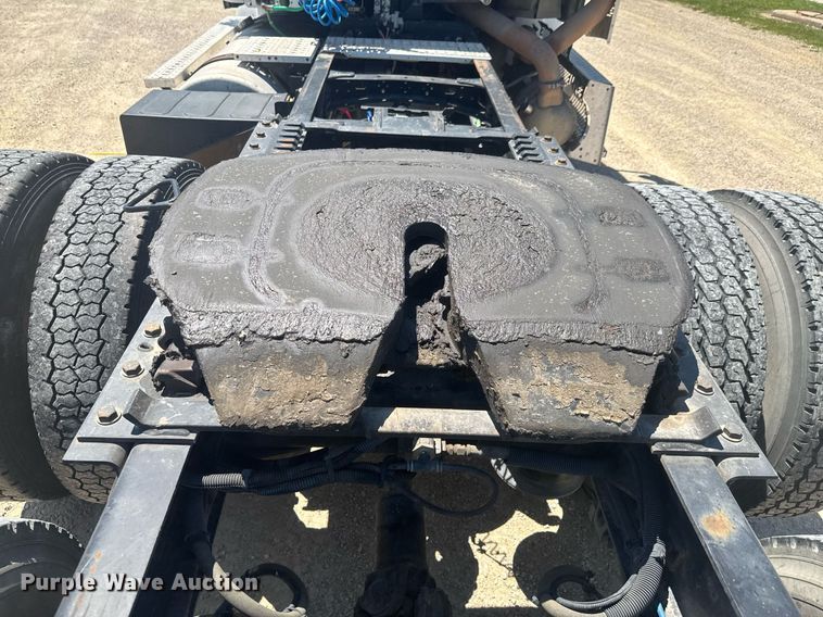 image for item DU9098 2010 Freightliner Business Class M2 semi truck