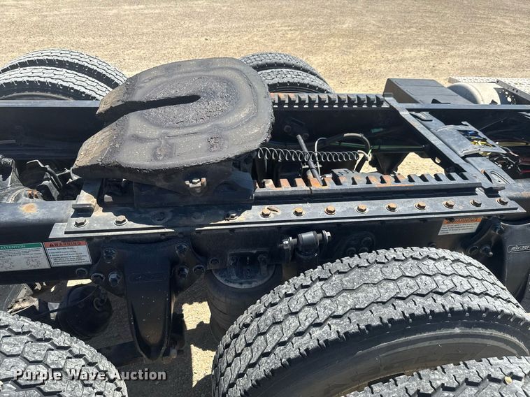 image for item DU9098 2010 Freightliner Business Class M2 semi truck