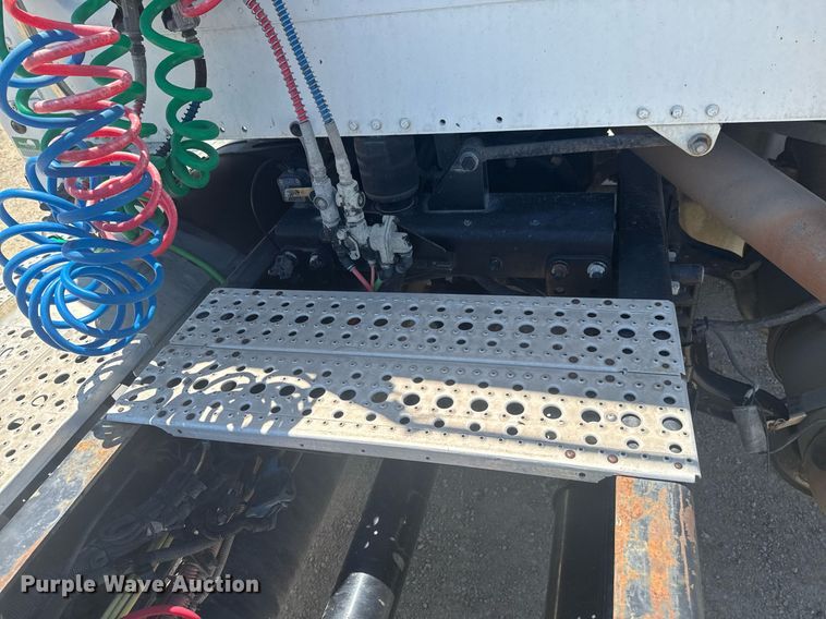 image for item DU9098 2010 Freightliner Business Class M2 semi truck