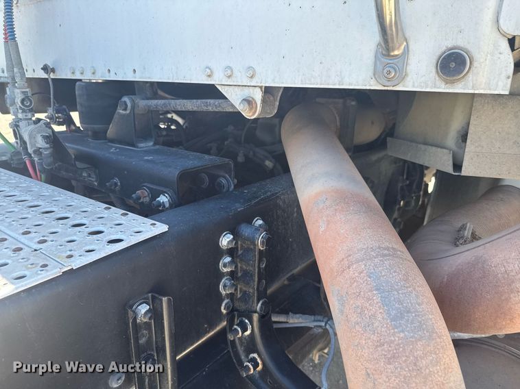 image for item DU9098 2010 Freightliner Business Class M2 semi truck