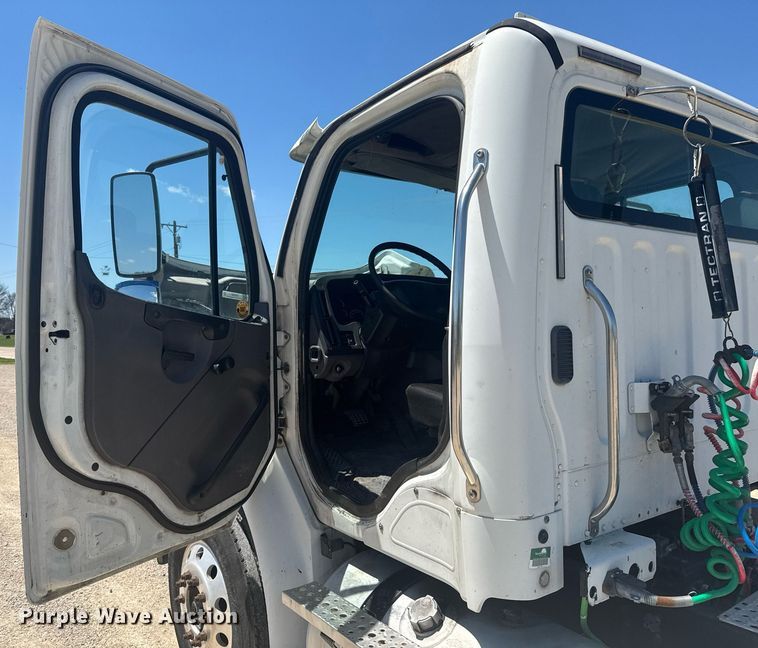 image for item DU9098 2010 Freightliner Business Class M2 semi truck