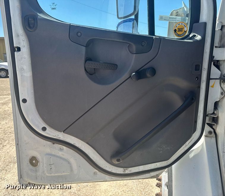 image for item DU9098 2010 Freightliner Business Class M2 semi truck