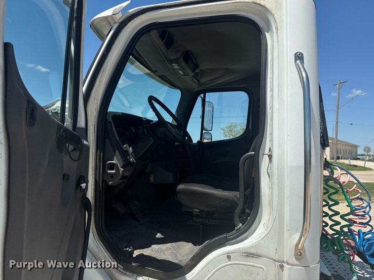 image for item DU9098 2010 Freightliner Business Class M2 semi truck