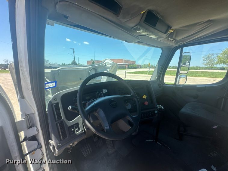 image for item DU9098 2010 Freightliner Business Class M2 semi truck