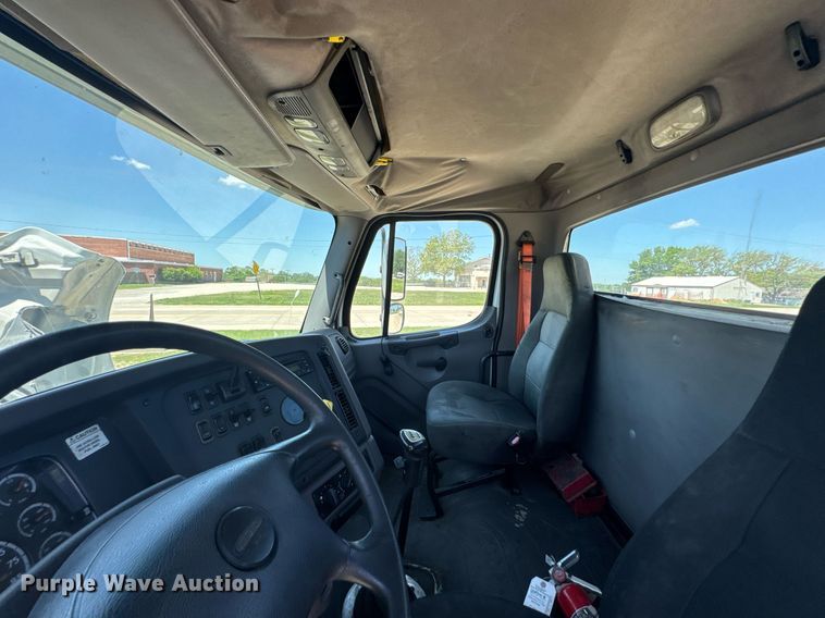 image for item DU9098 2010 Freightliner Business Class M2 semi truck