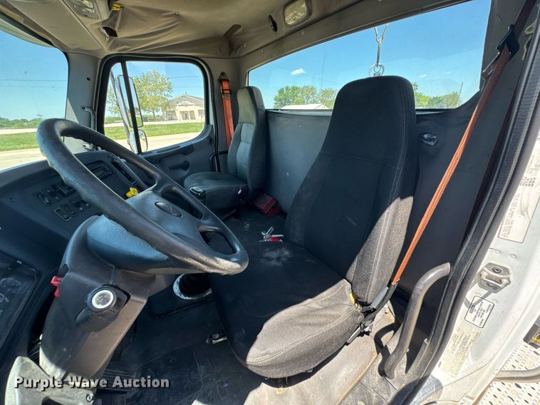 image for item DU9098 2010 Freightliner Business Class M2 semi truck