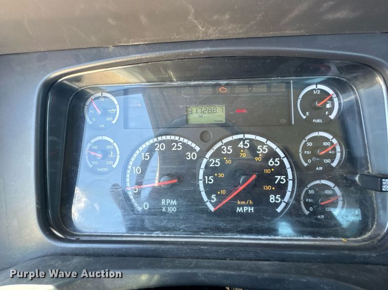 image for item DU9098 2010 Freightliner Business Class M2 semi truck