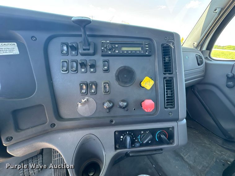 image for item DU9098 2010 Freightliner Business Class M2 semi truck