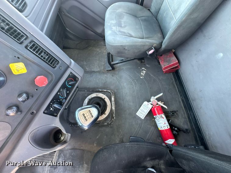 image for item DU9098 2010 Freightliner Business Class M2 semi truck