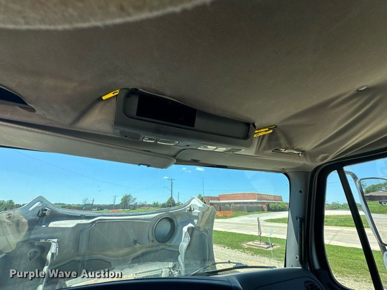 image for item DU9098 2010 Freightliner Business Class M2 semi truck