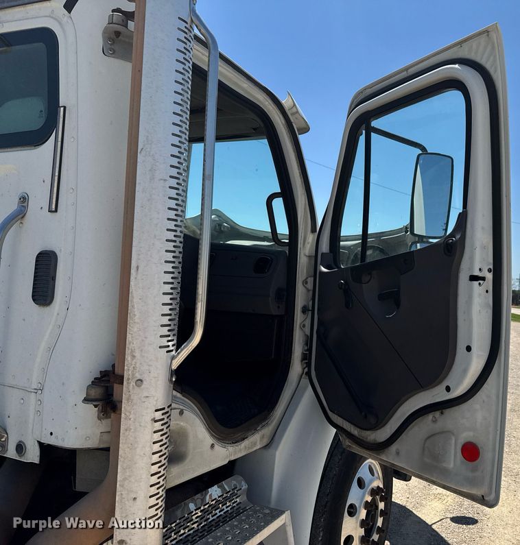 image for item DU9098 2010 Freightliner Business Class M2 semi truck