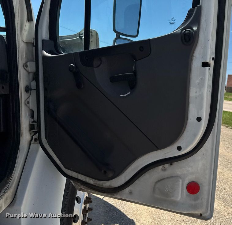 image for item DU9098 2010 Freightliner Business Class M2 semi truck