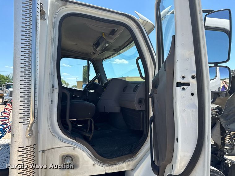 image for item DU9098 2010 Freightliner Business Class M2 semi truck