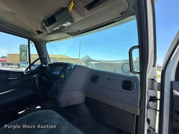 image for item DU9098 2010 Freightliner Business Class M2 semi truck