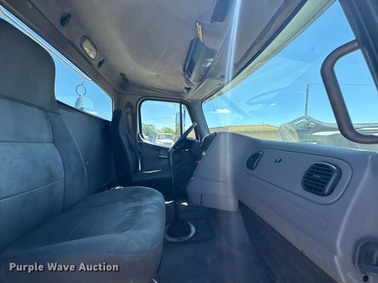 image for item DU9098 2010 Freightliner Business Class M2 semi truck