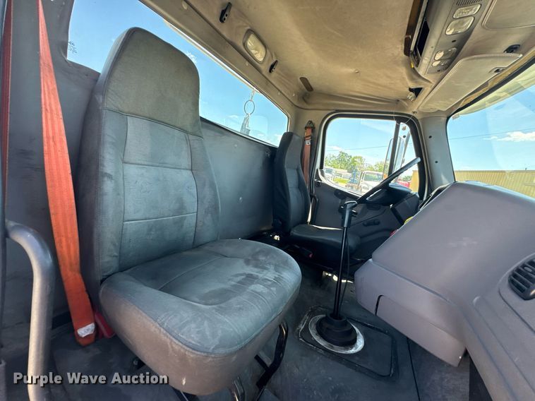 image for item DU9098 2010 Freightliner Business Class M2 semi truck