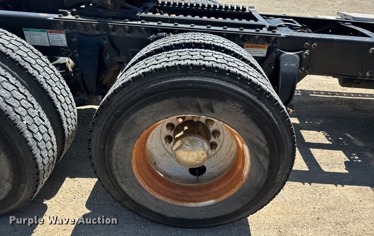 image for item DU9098 2010 Freightliner Business Class M2 semi truck