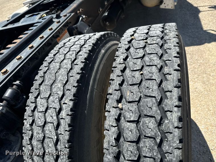 image for item DU9098 2010 Freightliner Business Class M2 semi truck