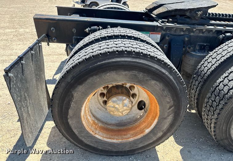 image for item DU9098 2010 Freightliner Business Class M2 semi truck