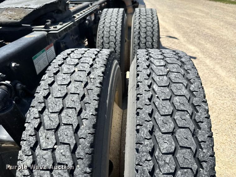 image for item DU9098 2010 Freightliner Business Class M2 semi truck