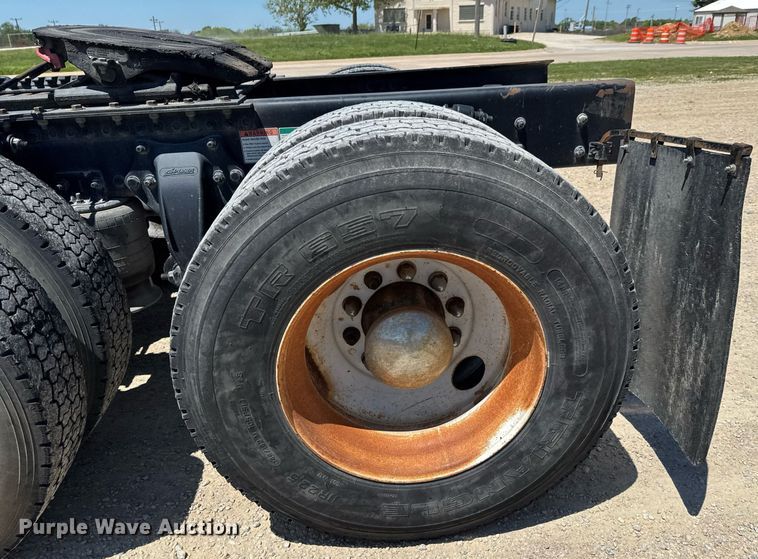 image for item DU9098 2010 Freightliner Business Class M2 semi truck