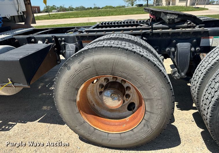 image for item DU9098 2010 Freightliner Business Class M2 semi truck