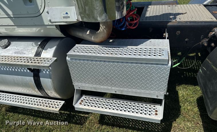 image for item DU9397 2007 International 9900i semi truck