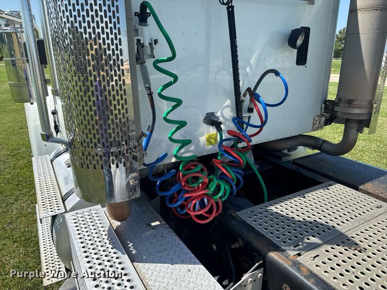 image for item DU9397 2007 International 9900i semi truck