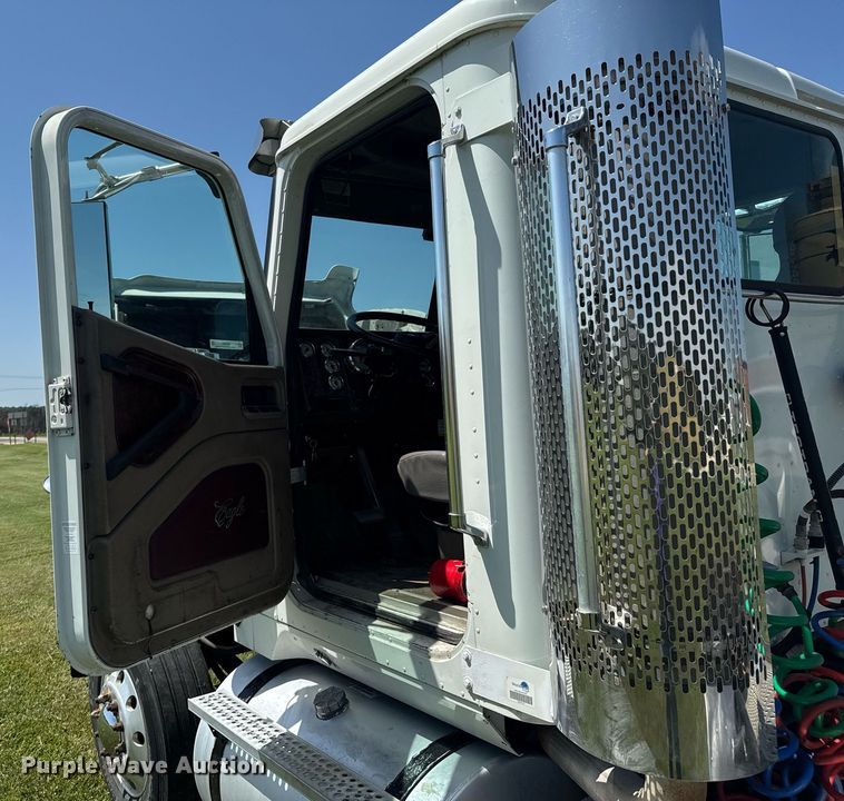 image for item DU9397 2007 International 9900i semi truck