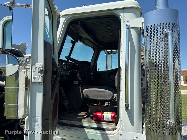 image for item DU9397 2007 International 9900i semi truck