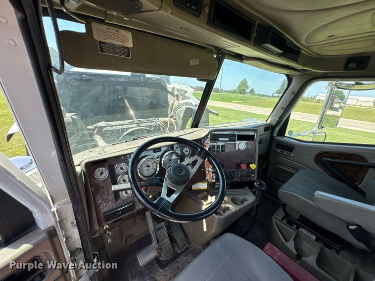 image for item DU9397 2007 International 9900i semi truck