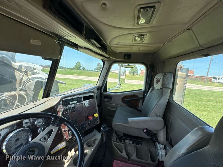 image for item DU9397 2007 International 9900i semi truck