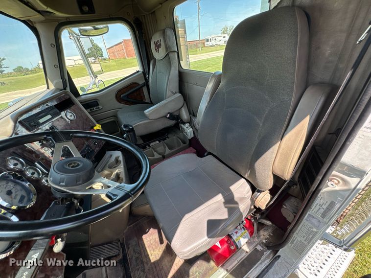 image for item DU9397 2007 International 9900i semi truck