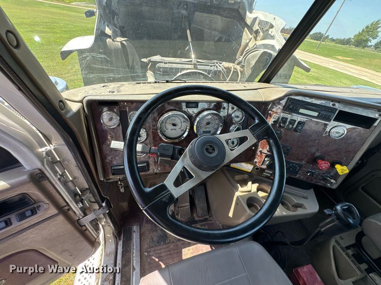 image for item DU9397 2007 International 9900i semi truck