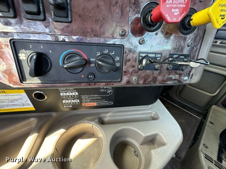 image for item DU9397 2007 International 9900i semi truck