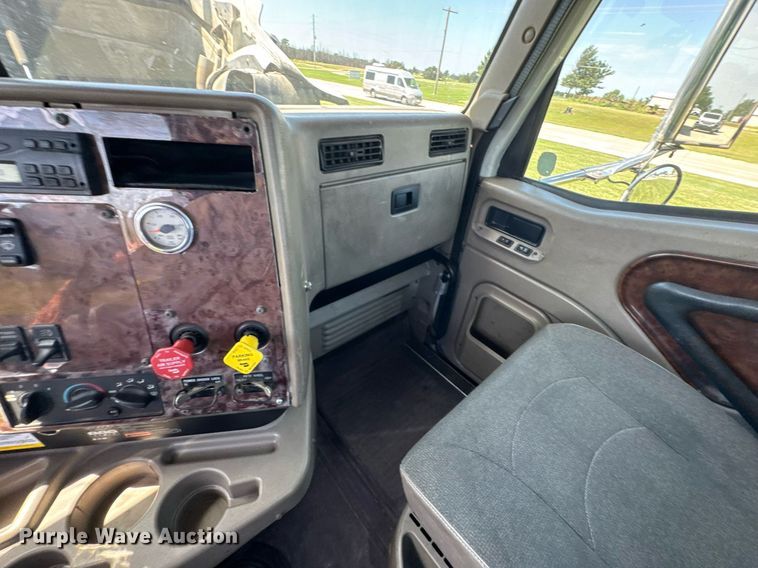 image for item DU9397 2007 International 9900i semi truck