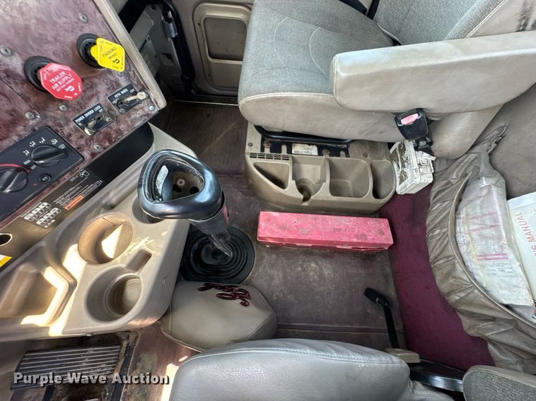 image for item DU9397 2007 International 9900i semi truck