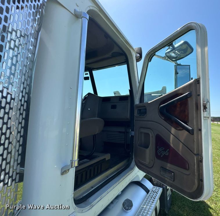 image for item DU9397 2007 International 9900i semi truck