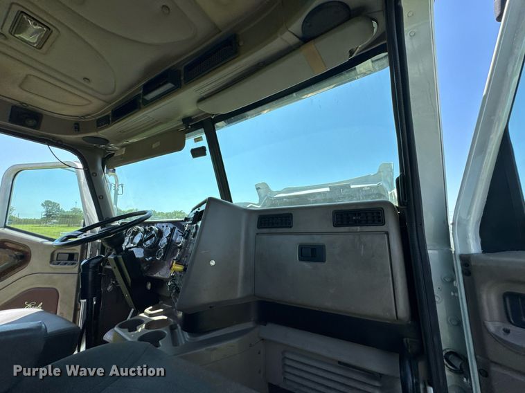 image for item DU9397 2007 International 9900i semi truck