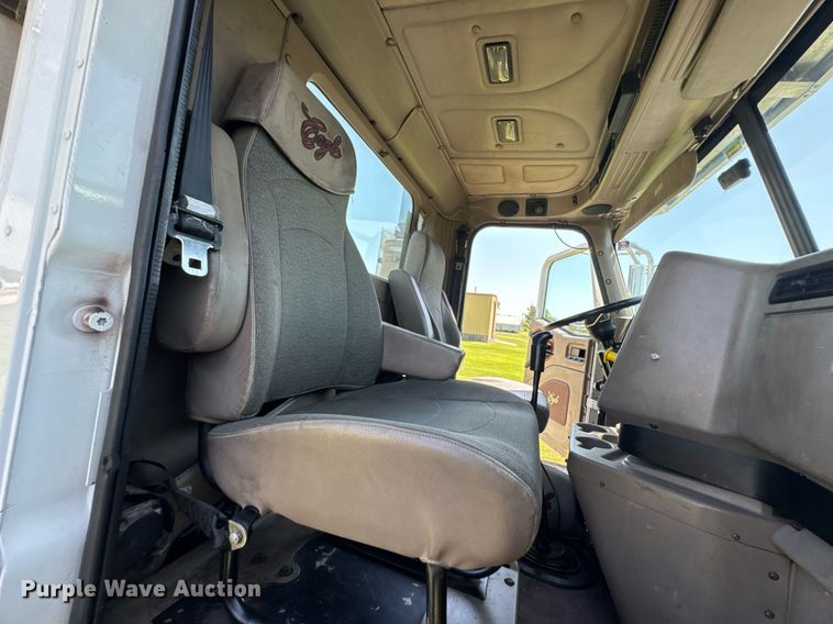 image for item DU9397 2007 International 9900i semi truck