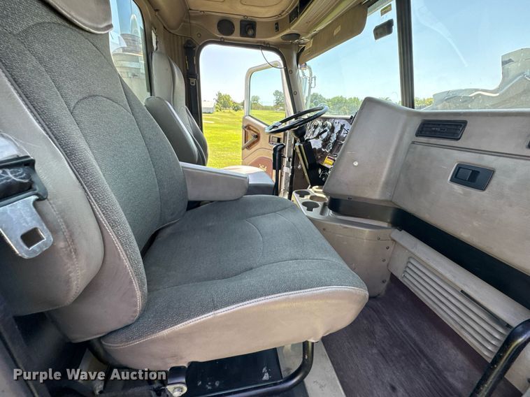 image for item DU9397 2007 International 9900i semi truck