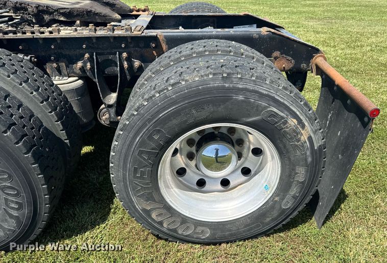 image for item DU9397 2007 International 9900i semi truck