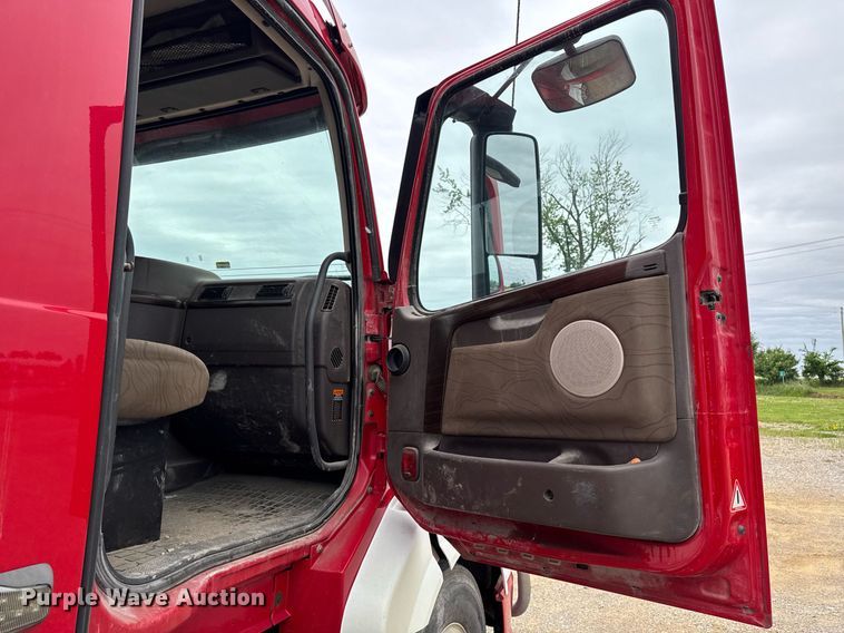 image for item DV2691 2013 Volvo Truck VNL semi truck