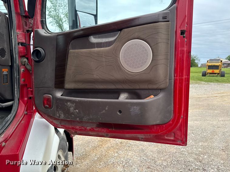 image for item DV2691 2013 Volvo Truck VNL semi truck