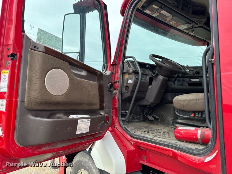 image for item DV2691 2013 Volvo Truck VNL semi truck